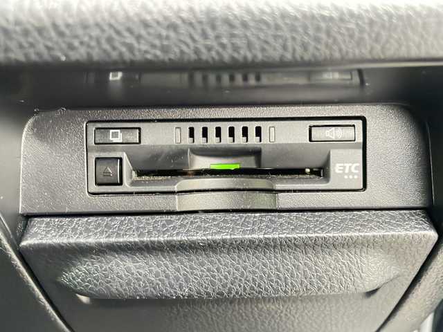 トヨタ ノア ハイブリッド G 山形県 2018(平30)年 6.3万km ブラック ・TRDエアロ（フロント、サイド、リア）/・モデリスタAW/・純正10インチナビ/フルセグ/CDDVD/Bluetooth/・純正フリップダウンモニター/・バックカメラ/・ビルトインETC/・クルーズコントロール/・プリクラッシュセーフティ/・レーンキープアシスト/・オートマチックハイビーム/・LEDヘッドライト/・両側ワンタッチパワースライドドア/・前席シートヒーター/・フロントワイパーデアイサー/・純正AW＋スタッドレスタイヤ車載/・純正マット/・純正エンジンスターター/・スペアキー1本/・保証書/・取扱説明書