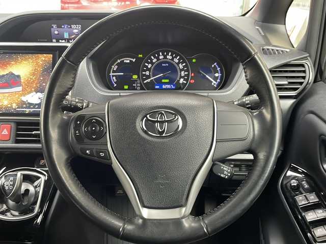 トヨタ ノア ハイブリッド G 山形県 2018(平30)年 6.3万km ブラック ・TRDエアロ（フロント、サイド、リア）/・モデリスタAW/・純正10インチナビ/フルセグ/CDDVD/Bluetooth/・純正フリップダウンモニター/・バックカメラ/・ビルトインETC/・クルーズコントロール/・プリクラッシュセーフティ/・レーンキープアシスト/・オートマチックハイビーム/・LEDヘッドライト/・両側ワンタッチパワースライドドア/・前席シートヒーター/・フロントワイパーデアイサー/・純正AW＋スタッドレスタイヤ車載/・純正マット/・純正エンジンスターター/・スペアキー1本/・保証書/・取扱説明書