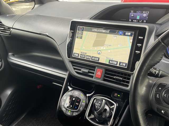 トヨタ ノア ハイブリッド G 山形県 2018(平30)年 6.3万km ブラック ・TRDエアロ（フロント、サイド、リア）/・モデリスタAW/・純正10インチナビ/フルセグ/CDDVD/Bluetooth/・純正フリップダウンモニター/・バックカメラ/・ビルトインETC/・クルーズコントロール/・プリクラッシュセーフティ/・レーンキープアシスト/・オートマチックハイビーム/・LEDヘッドライト/・両側ワンタッチパワースライドドア/・前席シートヒーター/・フロントワイパーデアイサー/・純正AW＋スタッドレスタイヤ車載/・純正マット/・純正エンジンスターター/・スペアキー1本/・保証書/・取扱説明書