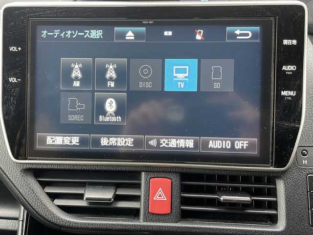 トヨタ ノア ハイブリッド G 山形県 2018(平30)年 6.3万km ブラック ・TRDエアロ（フロント、サイド、リア）/・モデリスタAW/・純正10インチナビ/フルセグ/CDDVD/Bluetooth/・純正フリップダウンモニター/・バックカメラ/・ビルトインETC/・クルーズコントロール/・プリクラッシュセーフティ/・レーンキープアシスト/・オートマチックハイビーム/・LEDヘッドライト/・両側ワンタッチパワースライドドア/・前席シートヒーター/・フロントワイパーデアイサー/・純正AW＋スタッドレスタイヤ車載/・純正マット/・純正エンジンスターター/・スペアキー1本/・保証書/・取扱説明書