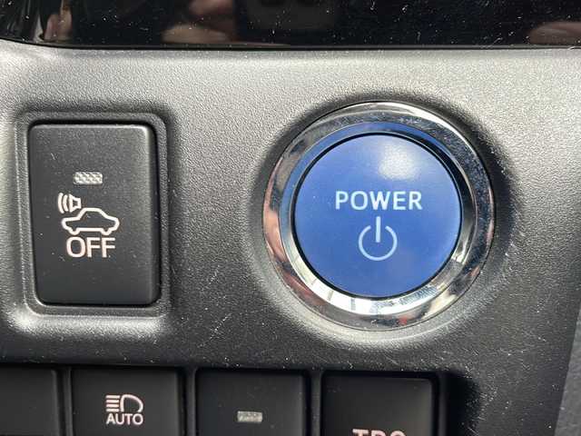 トヨタ ノア ハイブリッド G 山形県 2018(平30)年 6.3万km ブラック ・TRDエアロ（フロント、サイド、リア）/・モデリスタAW/・純正10インチナビ/フルセグ/CDDVD/Bluetooth/・純正フリップダウンモニター/・バックカメラ/・ビルトインETC/・クルーズコントロール/・プリクラッシュセーフティ/・レーンキープアシスト/・オートマチックハイビーム/・LEDヘッドライト/・両側ワンタッチパワースライドドア/・前席シートヒーター/・フロントワイパーデアイサー/・純正AW＋スタッドレスタイヤ車載/・純正マット/・純正エンジンスターター/・スペアキー1本/・保証書/・取扱説明書