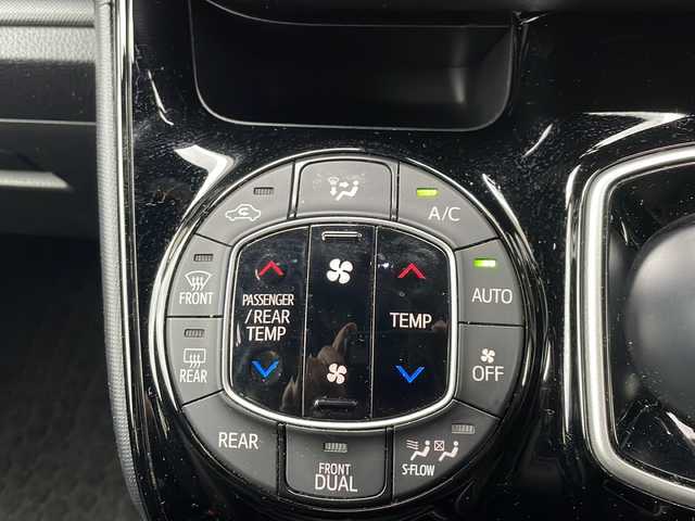 トヨタ ノア ハイブリッド G 山形県 2018(平30)年 6.3万km ブラック ・TRDエアロ（フロント、サイド、リア）/・モデリスタAW/・純正10インチナビ/フルセグ/CDDVD/Bluetooth/・純正フリップダウンモニター/・バックカメラ/・ビルトインETC/・クルーズコントロール/・プリクラッシュセーフティ/・レーンキープアシスト/・オートマチックハイビーム/・LEDヘッドライト/・両側ワンタッチパワースライドドア/・前席シートヒーター/・フロントワイパーデアイサー/・純正AW＋スタッドレスタイヤ車載/・純正マット/・純正エンジンスターター/・スペアキー1本/・保証書/・取扱説明書