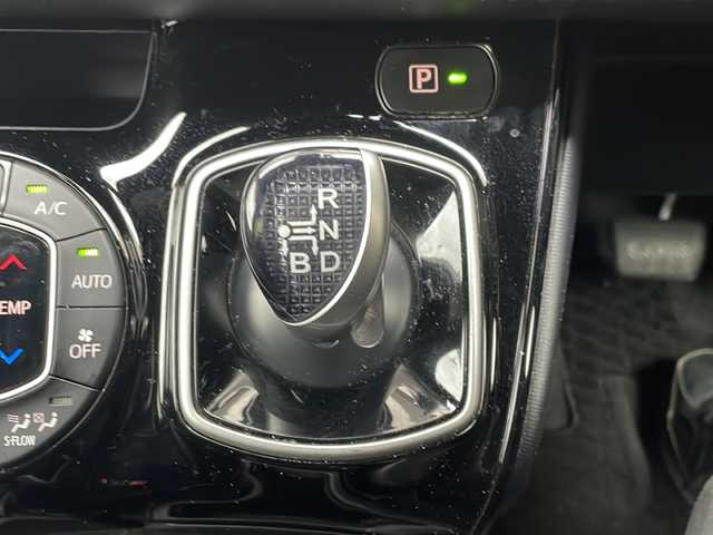 トヨタ ノア ハイブリッド G 山形県 2018(平30)年 6.3万km ブラック ・TRDエアロ（フロント、サイド、リア）/・モデリスタAW/・純正10インチナビ/フルセグ/CDDVD/Bluetooth/・純正フリップダウンモニター/・バックカメラ/・ビルトインETC/・クルーズコントロール/・プリクラッシュセーフティ/・レーンキープアシスト/・オートマチックハイビーム/・LEDヘッドライト/・両側ワンタッチパワースライドドア/・前席シートヒーター/・フロントワイパーデアイサー/・純正AW＋スタッドレスタイヤ車載/・純正マット/・純正エンジンスターター/・スペアキー1本/・保証書/・取扱説明書