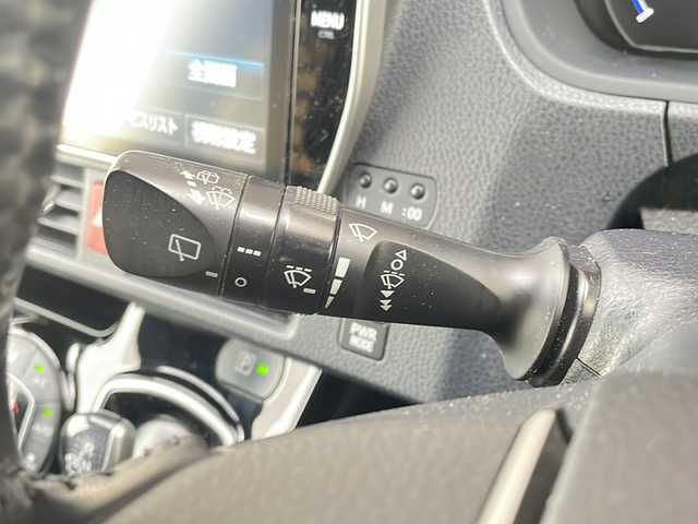 トヨタ ノア ハイブリッド G 山形県 2018(平30)年 6.3万km ブラック ・TRDエアロ（フロント、サイド、リア）/・モデリスタAW/・純正10インチナビ/フルセグ/CDDVD/Bluetooth/・純正フリップダウンモニター/・バックカメラ/・ビルトインETC/・クルーズコントロール/・プリクラッシュセーフティ/・レーンキープアシスト/・オートマチックハイビーム/・LEDヘッドライト/・両側ワンタッチパワースライドドア/・前席シートヒーター/・フロントワイパーデアイサー/・純正AW＋スタッドレスタイヤ車載/・純正マット/・純正エンジンスターター/・スペアキー1本/・保証書/・取扱説明書