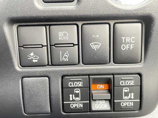 トヨタ ノア ハイブリッド G 山形県 2018(平30)年 6.3万km ブラック ・TRDエアロ（フロント、サイド、リア）/・モデリスタAW/・純正10インチナビ/フルセグ/CDDVD/Bluetooth/・純正フリップダウンモニター/・バックカメラ/・ビルトインETC/・クルーズコントロール/・プリクラッシュセーフティ/・レーンキープアシスト/・オートマチックハイビーム/・LEDヘッドライト/・両側ワンタッチパワースライドドア/・前席シートヒーター/・フロントワイパーデアイサー/・純正AW＋スタッドレスタイヤ車載/・純正マット/・純正エンジンスターター/・スペアキー1本/・保証書/・取扱説明書