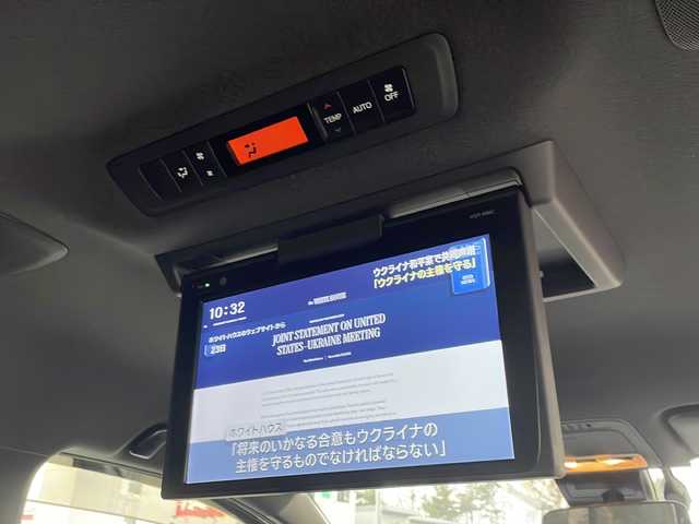 トヨタ ノア ハイブリッド G 山形県 2018(平30)年 6.3万km ブラック ・TRDエアロ（フロント、サイド、リア）/・モデリスタAW/・純正10インチナビ/フルセグ/CDDVD/Bluetooth/・純正フリップダウンモニター/・バックカメラ/・ビルトインETC/・クルーズコントロール/・プリクラッシュセーフティ/・レーンキープアシスト/・オートマチックハイビーム/・LEDヘッドライト/・両側ワンタッチパワースライドドア/・前席シートヒーター/・フロントワイパーデアイサー/・純正AW＋スタッドレスタイヤ車載/・純正マット/・純正エンジンスターター/・スペアキー1本/・保証書/・取扱説明書