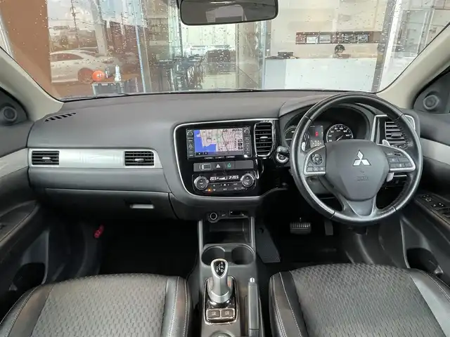 三菱 アウトランダー ＰＨＥＶ G ナビパッケージ 鹿児島県 2015(平27)年 6.3万km チタニウムグレーメタリック 純正ナビ（J12）/バックカメラ/CD/DVD再生可/フルセグTV/電動リアゲート/クルーズコントロール/ETC/衝突軽減ブレーキ/レーンキープ アシスト/ハーフレザーシート/前席シートヒーター/純正フォグ/キセノンライト/パドルシフト/電動格納ミラー/新車時保証書/取扱説明書/スペアキー1本（スマートキー）