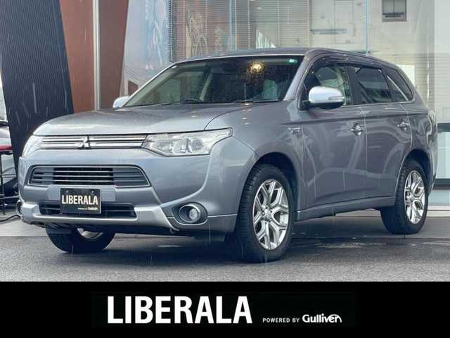 三菱 アウトランダー ＰＨＥＶ G ナビパッケージ 鹿児島県 2015(平27)年 6.3万km チタニウムグレーメタリック 純正ナビ（J12）/バックカメラ/CD/DVD再生可/フルセグTV/電動リアゲート/クルーズコントロール/ETC/衝突軽減ブレーキ/レーンキープ アシスト/ハーフレザーシート/前席シートヒーター/純正フォグ/キセノンライト/パドルシフト/電動格納ミラー/新車時保証書/取扱説明書/スペアキー1本（スマートキー）
