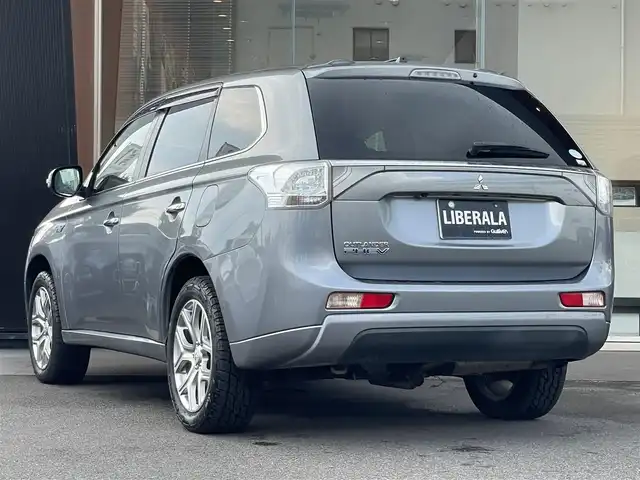 三菱 アウトランダー ＰＨＥＶ G ナビパッケージ 鹿児島県 2015(平27)年 6.3万km チタニウムグレーメタリック 純正ナビ（J12）/バックカメラ/CD/DVD再生可/フルセグTV/電動リアゲート/クルーズコントロール/ETC/衝突軽減ブレーキ/レーンキープ アシスト/ハーフレザーシート/前席シートヒーター/純正フォグ/キセノンライト/パドルシフト/電動格納ミラー/新車時保証書/取扱説明書/スペアキー1本（スマートキー）