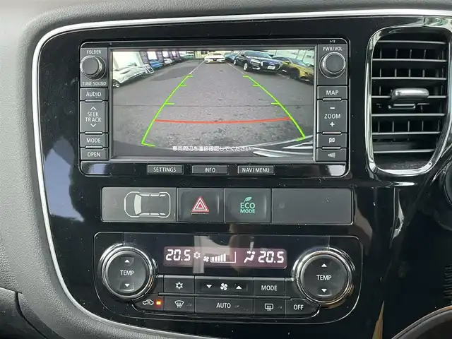 三菱 アウトランダー ＰＨＥＶ G ナビパッケージ 鹿児島県 2015(平27)年 6.3万km チタニウムグレーメタリック 純正ナビ（J12）/バックカメラ/CD/DVD再生可/フルセグTV/電動リアゲート/クルーズコントロール/ETC/衝突軽減ブレーキ/レーンキープ アシスト/ハーフレザーシート/前席シートヒーター/純正フォグ/キセノンライト/パドルシフト/電動格納ミラー/新車時保証書/取扱説明書/スペアキー1本（スマートキー）