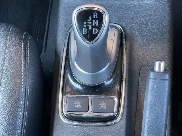 三菱 アウトランダー ＰＨＥＶ G ナビパッケージ 鹿児島県 2015(平27)年 6.3万km チタニウムグレーメタリック 純正ナビ（J12）/バックカメラ/CD/DVD再生可/フルセグTV/電動リアゲート/クルーズコントロール/ETC/衝突軽減ブレーキ/レーンキープ アシスト/ハーフレザーシート/前席シートヒーター/純正フォグ/キセノンライト/パドルシフト/電動格納ミラー/新車時保証書/取扱説明書/スペアキー1本（スマートキー）
