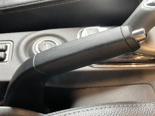 三菱 アウトランダー ＰＨＥＶ G ナビパッケージ 鹿児島県 2015(平27)年 6.3万km チタニウムグレーメタリック 純正ナビ（J12）/バックカメラ/CD/DVD再生可/フルセグTV/電動リアゲート/クルーズコントロール/ETC/衝突軽減ブレーキ/レーンキープ アシスト/ハーフレザーシート/前席シートヒーター/純正フォグ/キセノンライト/パドルシフト/電動格納ミラー/新車時保証書/取扱説明書/スペアキー1本（スマートキー）