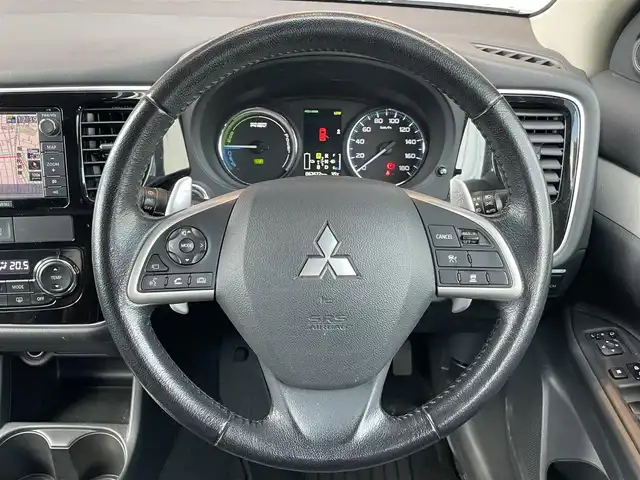 三菱 アウトランダー ＰＨＥＶ G ナビパッケージ 鹿児島県 2015(平27)年 6.3万km チタニウムグレーメタリック 純正ナビ（J12）/バックカメラ/CD/DVD再生可/フルセグTV/電動リアゲート/クルーズコントロール/ETC/衝突軽減ブレーキ/レーンキープ アシスト/ハーフレザーシート/前席シートヒーター/純正フォグ/キセノンライト/パドルシフト/電動格納ミラー/新車時保証書/取扱説明書/スペアキー1本（スマートキー）