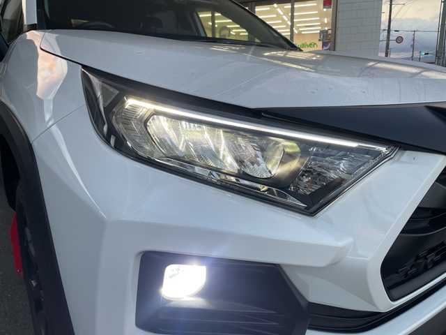 トヨタ ＲＡＶ４ アドベンチャー オフロードPKG 福島県 2020(令2)年 2.7万km スーパーホワイトⅡ ４WD/純正ディスプレイオーディオ/・Applecarplay/・USB/・TipeC接続端子あり/・フルセグTV（走行視聴不可）/レザーシート/パワーシート（D席）/シートヒーター（D席＋N席）/クルーズコントロール（追従機能付き）/純正ETC/オートライト/オートハイビーム/クリアランスソナー（前後）/社外ドラレコ（前後）/360°カメラ/ABH（オートブレーキホールド）/BSM（ブラインドスポットモニター）/RSA（標識認識システム）/オールテレインタイヤ/18×7Jアルミホイール（マット調ブラック塗装）/ルーフレール（ブリッジ型）/TRDマッドフラップ/ボンネットガーニッシュ/トランクトノカバー/サンシェード/ステアリングボタン/ステアリングヒーター