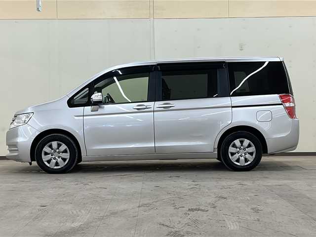 ホンダ ステップワゴン G コンフォートセレクション 道央・札幌 2013(平25)年 9.5万km スーパープラチナメタリック ワンオーナー/4WD/純正SDナビ(フルセグ、FM、AM、CD、DVD、SD、USB)/バックカメラ/クルーズコントロール/両側パワースライドドア/寒冷地仕様/アイドリングストップ/オートライト/ステアリングスイッチ/後席モニター/社外ドライブレコーダー(前後)/冬タイヤ積み込み(社外15インチAW)/スマートキー/ETC/保証書、取扱説明書有/スペアキー×1