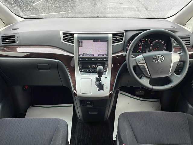 トヨタ アルファード 240S 茨城県 2014(平26)年 16.4万km ブラック 純正SDナビ(Bluetooth/バックカメラ/フルセグTV)/後席用モニター/横滑り防止装置/コーナーセンサー/HIDオートライト/サイドエアバッグ/カーテンエアバッグ/スマートキー/冷房WAC/USB入力端子/3列シート/純正フロアマット/両側パワースライドドア/18インチ純正アルミホイール/MTモード付AT