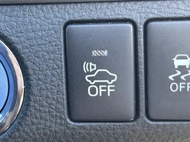 トヨタ ハリアー ハイブリッド プレミアム 岡山県 2014(平26)年 15万km ホワイトパールクリスタルシャイン 登録時走行距離　151372km/４WD/純正SDナビ(NSZN-W64T)/　(CD/DVD/フルセグTV/Bluetooth)/バックカメラ/クルーズコントロール/衝突被害軽減システム/コーナーセンサー/ドライブレコーダー/ビルトインETC/レザーシート/シートヒーター/D席メモリ機能付きパワーシート/N席パワーシート/パワーバックドア/革巻きステアリング/ステアリングスイッチ/純正LEDヘッドライト/フォグライト/オートライト/プッシュスタート/スマートキー/スペアキー×1/MTモード付きAT/アイドリングストップ/純正アルミホイール 18インチ/ドアバイザー/ウインカーミラー/電動格納ミラー/オートリトラミラー/純正フロアマット/横滑防止装置/盗難防止装置/取扱説明書/新車時整備手帳（保証書）