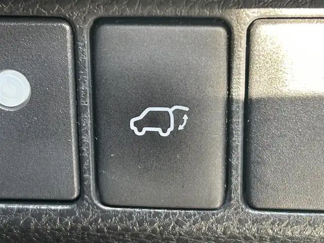 トヨタ ハリアー ハイブリッド プレミアム 岡山県 2014(平26)年 15万km ホワイトパールクリスタルシャイン 登録時走行距離　151372km/４WD/純正SDナビ(NSZN-W64T)/　(CD/DVD/フルセグTV/Bluetooth)/バックカメラ/クルーズコントロール/衝突被害軽減システム/コーナーセンサー/ドライブレコーダー/ビルトインETC/レザーシート/シートヒーター/D席メモリ機能付きパワーシート/N席パワーシート/パワーバックドア/革巻きステアリング/ステアリングスイッチ/純正LEDヘッドライト/フォグライト/オートライト/プッシュスタート/スマートキー/スペアキー×1/MTモード付きAT/アイドリングストップ/純正アルミホイール 18インチ/ドアバイザー/ウインカーミラー/電動格納ミラー/オートリトラミラー/純正フロアマット/横滑防止装置/盗難防止装置/取扱説明書/新車時整備手帳（保証書）