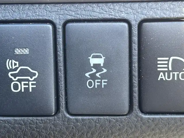 トヨタ ハリアー ハイブリッド プレミアム 岡山県 2014(平26)年 15万km ホワイトパールクリスタルシャイン 登録時走行距離　151372km/４WD/純正SDナビ(NSZN-W64T)/　(CD/DVD/フルセグTV/Bluetooth)/バックカメラ/クルーズコントロール/衝突被害軽減システム/コーナーセンサー/ドライブレコーダー/ビルトインETC/レザーシート/シートヒーター/D席メモリ機能付きパワーシート/N席パワーシート/パワーバックドア/革巻きステアリング/ステアリングスイッチ/純正LEDヘッドライト/フォグライト/オートライト/プッシュスタート/スマートキー/スペアキー×1/MTモード付きAT/アイドリングストップ/純正アルミホイール 18インチ/ドアバイザー/ウインカーミラー/電動格納ミラー/オートリトラミラー/純正フロアマット/横滑防止装置/盗難防止装置/取扱説明書/新車時整備手帳（保証書）