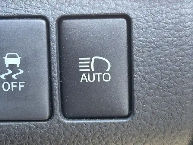 トヨタ ハリアー ハイブリッド プレミアム 岡山県 2014(平26)年 15万km ホワイトパールクリスタルシャイン 登録時走行距離　151372km/４WD/純正SDナビ(NSZN-W64T)/　(CD/DVD/フルセグTV/Bluetooth)/バックカメラ/クルーズコントロール/衝突被害軽減システム/コーナーセンサー/ドライブレコーダー/ビルトインETC/レザーシート/シートヒーター/D席メモリ機能付きパワーシート/N席パワーシート/パワーバックドア/革巻きステアリング/ステアリングスイッチ/純正LEDヘッドライト/フォグライト/オートライト/プッシュスタート/スマートキー/スペアキー×1/MTモード付きAT/アイドリングストップ/純正アルミホイール 18インチ/ドアバイザー/ウインカーミラー/電動格納ミラー/オートリトラミラー/純正フロアマット/横滑防止装置/盗難防止装置/取扱説明書/新車時整備手帳（保証書）