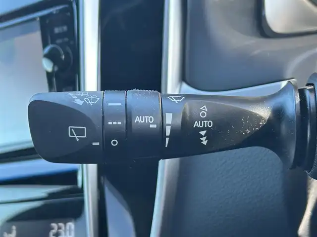 トヨタ ハリアー ハイブリッド プレミアム 岡山県 2014(平26)年 15万km ホワイトパールクリスタルシャイン 登録時走行距離　151372km/４WD/純正SDナビ(NSZN-W64T)/　(CD/DVD/フルセグTV/Bluetooth)/バックカメラ/クルーズコントロール/衝突被害軽減システム/コーナーセンサー/ドライブレコーダー/ビルトインETC/レザーシート/シートヒーター/D席メモリ機能付きパワーシート/N席パワーシート/パワーバックドア/革巻きステアリング/ステアリングスイッチ/純正LEDヘッドライト/フォグライト/オートライト/プッシュスタート/スマートキー/スペアキー×1/MTモード付きAT/アイドリングストップ/純正アルミホイール 18インチ/ドアバイザー/ウインカーミラー/電動格納ミラー/オートリトラミラー/純正フロアマット/横滑防止装置/盗難防止装置/取扱説明書/新車時整備手帳（保証書）