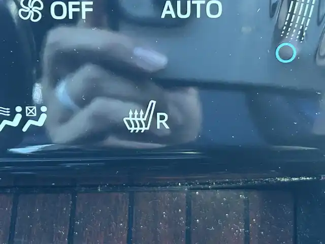 トヨタ ハリアー ハイブリッド プレミアム 岡山県 2014(平26)年 15万km ホワイトパールクリスタルシャイン 登録時走行距離　151372km/４WD/純正SDナビ(NSZN-W64T)/　(CD/DVD/フルセグTV/Bluetooth)/バックカメラ/クルーズコントロール/衝突被害軽減システム/コーナーセンサー/ドライブレコーダー/ビルトインETC/レザーシート/シートヒーター/D席メモリ機能付きパワーシート/N席パワーシート/パワーバックドア/革巻きステアリング/ステアリングスイッチ/純正LEDヘッドライト/フォグライト/オートライト/プッシュスタート/スマートキー/スペアキー×1/MTモード付きAT/アイドリングストップ/純正アルミホイール 18インチ/ドアバイザー/ウインカーミラー/電動格納ミラー/オートリトラミラー/純正フロアマット/横滑防止装置/盗難防止装置/取扱説明書/新車時整備手帳（保証書）