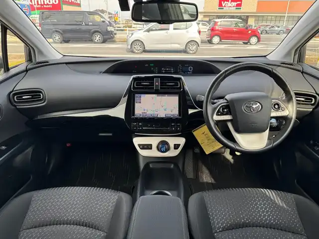 トヨタ プリウス Sセーフティプラス 滋賀県 2017(平29)年 8.5万km シルバーM 純正9インチフルセグナビ/　フルセグ Bluetooth CD DVD SDREC AM FM/バックカメラ　/ドライブレコーダー/Toyota Safety Sense P/プリクラッシュセーフティシステム/レーンディパーチャーアラート（ステアリング制御付）/オートマチックハイビーム/レーダークルーズコントロール（全車速追従機能付）/シンプルインテリジェントパーキングアシスト/インテリジェントクリアランスソナー/カラーヘッドアップディスプレイ/純正フロアマット/純正ドアバイザー/スマートキー×2/プッシュスタート/