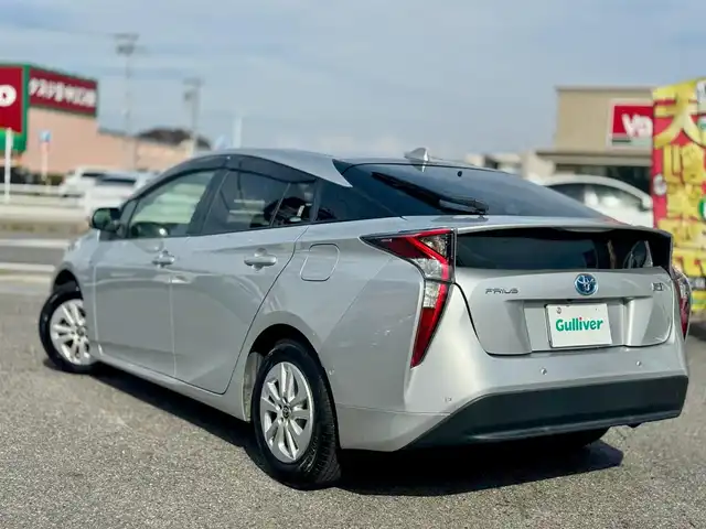 トヨタ プリウス Sセーフティプラス 滋賀県 2017(平29)年 8.5万km シルバーM 純正9インチフルセグナビ/　フルセグ Bluetooth CD DVD SDREC AM FM/バックカメラ　/ドライブレコーダー/Toyota Safety Sense P/プリクラッシュセーフティシステム/レーンディパーチャーアラート（ステアリング制御付）/オートマチックハイビーム/レーダークルーズコントロール（全車速追従機能付）/シンプルインテリジェントパーキングアシスト/インテリジェントクリアランスソナー/カラーヘッドアップディスプレイ/純正フロアマット/純正ドアバイザー/スマートキー×2/プッシュスタート/