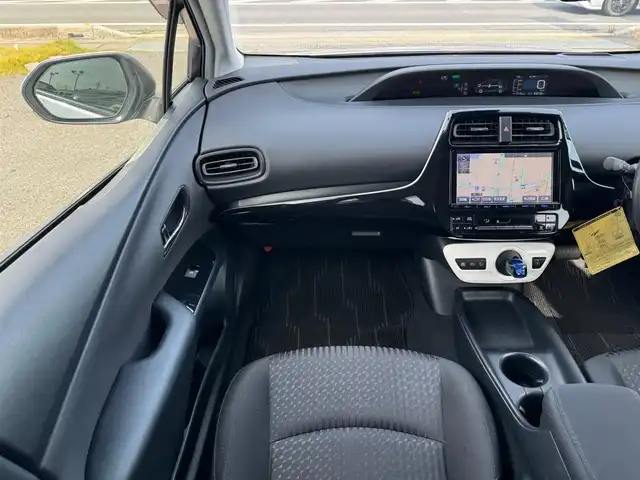 トヨタ プリウス Sセーフティプラス 滋賀県 2017(平29)年 8.5万km シルバーM 純正9インチフルセグナビ/　フルセグ Bluetooth CD DVD SDREC AM FM/バックカメラ　/ドライブレコーダー/Toyota Safety Sense P/プリクラッシュセーフティシステム/レーンディパーチャーアラート（ステアリング制御付）/オートマチックハイビーム/レーダークルーズコントロール（全車速追従機能付）/シンプルインテリジェントパーキングアシスト/インテリジェントクリアランスソナー/カラーヘッドアップディスプレイ/純正フロアマット/純正ドアバイザー/スマートキー×2/プッシュスタート/