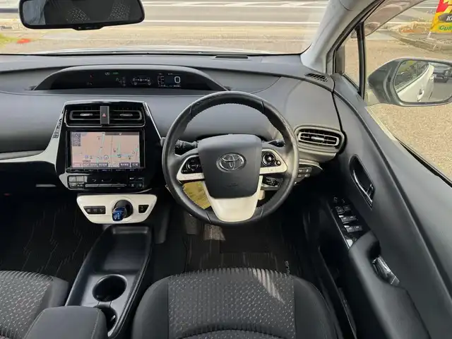 トヨタ プリウス Sセーフティプラス 滋賀県 2017(平29)年 8.5万km シルバーM 純正9インチフルセグナビ/　フルセグ Bluetooth CD DVD SDREC AM FM/バックカメラ　/ドライブレコーダー/Toyota Safety Sense P/プリクラッシュセーフティシステム/レーンディパーチャーアラート（ステアリング制御付）/オートマチックハイビーム/レーダークルーズコントロール（全車速追従機能付）/シンプルインテリジェントパーキングアシスト/インテリジェントクリアランスソナー/カラーヘッドアップディスプレイ/純正フロアマット/純正ドアバイザー/スマートキー×2/プッシュスタート/