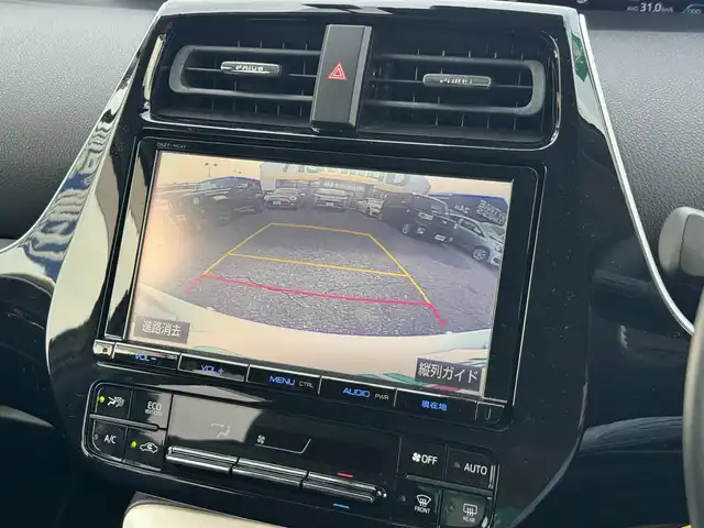 トヨタ プリウス Sセーフティプラス 滋賀県 2017(平29)年 8.5万km シルバーM 純正9インチフルセグナビ/　フルセグ Bluetooth CD DVD SDREC AM FM/バックカメラ　/ドライブレコーダー/Toyota Safety Sense P/プリクラッシュセーフティシステム/レーンディパーチャーアラート（ステアリング制御付）/オートマチックハイビーム/レーダークルーズコントロール（全車速追従機能付）/シンプルインテリジェントパーキングアシスト/インテリジェントクリアランスソナー/カラーヘッドアップディスプレイ/純正フロアマット/純正ドアバイザー/スマートキー×2/プッシュスタート/