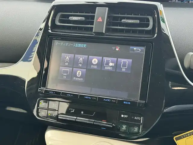 トヨタ プリウス Sセーフティプラス 滋賀県 2017(平29)年 8.5万km シルバーM 純正9インチフルセグナビ/　フルセグ Bluetooth CD DVD SDREC AM FM/バックカメラ　/ドライブレコーダー/Toyota Safety Sense P/プリクラッシュセーフティシステム/レーンディパーチャーアラート（ステアリング制御付）/オートマチックハイビーム/レーダークルーズコントロール（全車速追従機能付）/シンプルインテリジェントパーキングアシスト/インテリジェントクリアランスソナー/カラーヘッドアップディスプレイ/純正フロアマット/純正ドアバイザー/スマートキー×2/プッシュスタート/