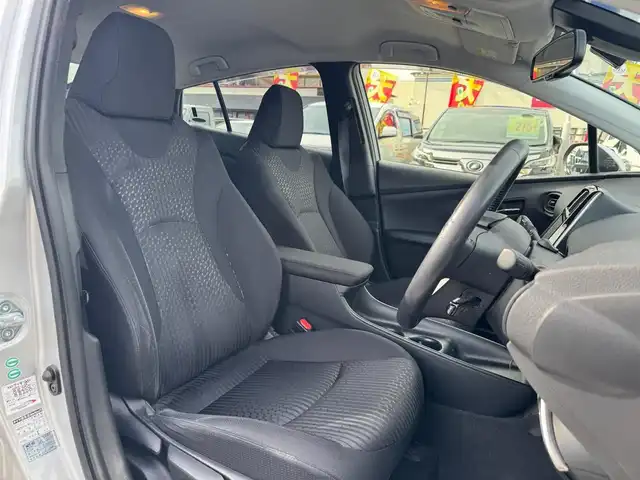 トヨタ プリウス Sセーフティプラス 滋賀県 2017(平29)年 8.5万km シルバーM 純正9インチフルセグナビ/　フルセグ Bluetooth CD DVD SDREC AM FM/バックカメラ　/ドライブレコーダー/Toyota Safety Sense P/プリクラッシュセーフティシステム/レーンディパーチャーアラート（ステアリング制御付）/オートマチックハイビーム/レーダークルーズコントロール（全車速追従機能付）/シンプルインテリジェントパーキングアシスト/インテリジェントクリアランスソナー/カラーヘッドアップディスプレイ/純正フロアマット/純正ドアバイザー/スマートキー×2/プッシュスタート/