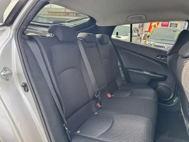 トヨタ プリウス Sセーフティプラス 滋賀県 2017(平29)年 8.5万km シルバーM 純正9インチフルセグナビ/　フルセグ Bluetooth CD DVD SDREC AM FM/バックカメラ　/ドライブレコーダー/Toyota Safety Sense P/プリクラッシュセーフティシステム/レーンディパーチャーアラート（ステアリング制御付）/オートマチックハイビーム/レーダークルーズコントロール（全車速追従機能付）/シンプルインテリジェントパーキングアシスト/インテリジェントクリアランスソナー/カラーヘッドアップディスプレイ/純正フロアマット/純正ドアバイザー/スマートキー×2/プッシュスタート/