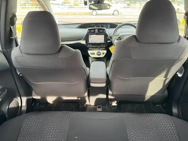 トヨタ プリウス Sセーフティプラス 滋賀県 2017(平29)年 8.5万km シルバーM 純正9インチフルセグナビ/　フルセグ Bluetooth CD DVD SDREC AM FM/バックカメラ　/ドライブレコーダー/Toyota Safety Sense P/プリクラッシュセーフティシステム/レーンディパーチャーアラート（ステアリング制御付）/オートマチックハイビーム/レーダークルーズコントロール（全車速追従機能付）/シンプルインテリジェントパーキングアシスト/インテリジェントクリアランスソナー/カラーヘッドアップディスプレイ/純正フロアマット/純正ドアバイザー/スマートキー×2/プッシュスタート/