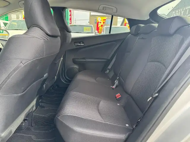 トヨタ プリウス Sセーフティプラス 滋賀県 2017(平29)年 8.5万km シルバーM 純正9インチフルセグナビ/　フルセグ Bluetooth CD DVD SDREC AM FM/バックカメラ　/ドライブレコーダー/Toyota Safety Sense P/プリクラッシュセーフティシステム/レーンディパーチャーアラート（ステアリング制御付）/オートマチックハイビーム/レーダークルーズコントロール（全車速追従機能付）/シンプルインテリジェントパーキングアシスト/インテリジェントクリアランスソナー/カラーヘッドアップディスプレイ/純正フロアマット/純正ドアバイザー/スマートキー×2/プッシュスタート/