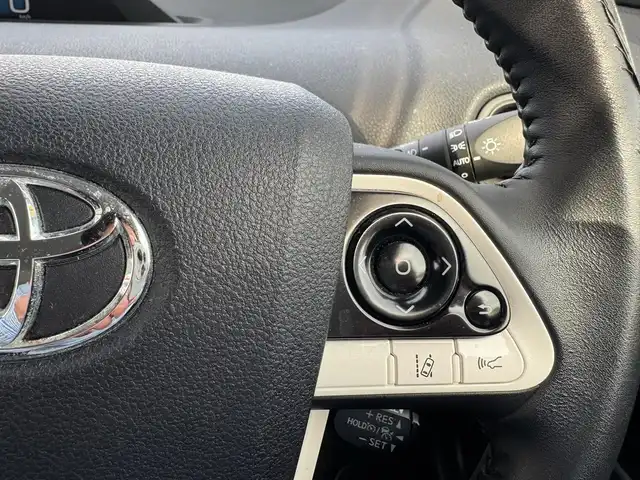 トヨタ プリウス Sセーフティプラス 滋賀県 2017(平29)年 8.5万km シルバーM 純正9インチフルセグナビ/　フルセグ Bluetooth CD DVD SDREC AM FM/バックカメラ　/ドライブレコーダー/Toyota Safety Sense P/プリクラッシュセーフティシステム/レーンディパーチャーアラート（ステアリング制御付）/オートマチックハイビーム/レーダークルーズコントロール（全車速追従機能付）/シンプルインテリジェントパーキングアシスト/インテリジェントクリアランスソナー/カラーヘッドアップディスプレイ/純正フロアマット/純正ドアバイザー/スマートキー×2/プッシュスタート/