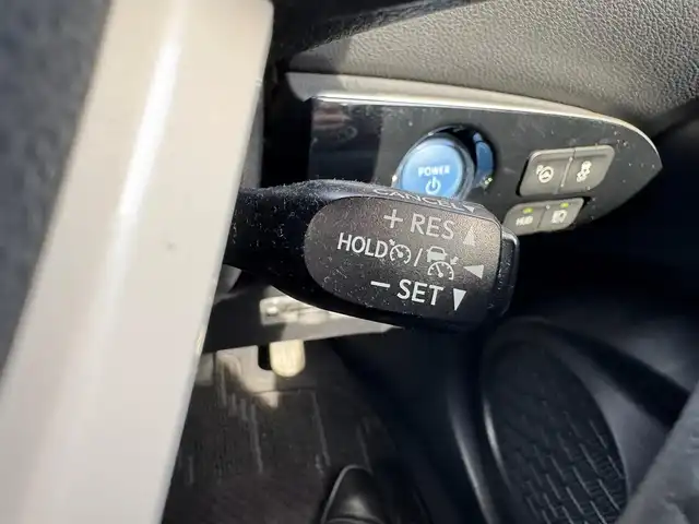 トヨタ プリウス Sセーフティプラス 滋賀県 2017(平29)年 8.5万km シルバーM 純正9インチフルセグナビ/　フルセグ Bluetooth CD DVD SDREC AM FM/バックカメラ　/ドライブレコーダー/Toyota Safety Sense P/プリクラッシュセーフティシステム/レーンディパーチャーアラート（ステアリング制御付）/オートマチックハイビーム/レーダークルーズコントロール（全車速追従機能付）/シンプルインテリジェントパーキングアシスト/インテリジェントクリアランスソナー/カラーヘッドアップディスプレイ/純正フロアマット/純正ドアバイザー/スマートキー×2/プッシュスタート/