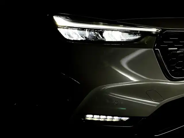 ホンダ ヴェゼル ハイブリッド e:HEV Z 群馬県 2023(令5)年 2.3万km プラチナホワイトパール 純正オプションフロントグリル/純正9インチディスプレイオーディオ/AM/FM/Bluetooth/USB/Apple Car Play/Android Auto/ワイヤレス充電器/ETC2.0車載機/マルチビューカメラシステム/プレミアムオーディオ/後退出庫サポート/＝＝＝＝＝＝/Honda SENSING/ ・衝突軽減ブレーキ/近距離衝突軽減ブレーキ/ ・誤発進抑制機能/後方誤発進抑制機能/ ・歩行者事故低減ステアリング/ ・路外逸脱抑制機能/ ・渋滞追従機能付アダプティブクルーズコントロール/ ・車線維持支援システム/ ・トラフィックジャムアシスト/ ・先行車発進お知らせ機能/ ・標識認識機能/ ・オートハイビーム/アダプティブドライビングビーム/ ・パーキングセンサーシステム/ ・ブラインドスポットインフォメーション/ハンズフリーアクセスパワーテールゲート(予約クローズ機能付)/前席シートヒーター/ステアリングヒーター/パドルシフト/親水/ヒーテッドドアミラー＋熱線入りフロントウインドウ/社外前後方ドライブレコーダー(ミラー型)/電動パーキングブレーキ/オートブレーキホールド/プッシュスタート/スマートキー/スペアキー有