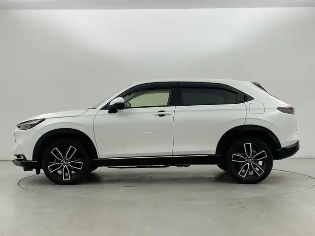 ホンダ ヴェゼル ハイブリッド e:HEV Z 群馬県 2023(令5)年 2.3万km プラチナホワイトパール 純正オプションフロントグリル/純正9インチディスプレイオーディオ/AM/FM/Bluetooth/USB/Apple Car Play/Android Auto/ワイヤレス充電器/ETC2.0車載機/マルチビューカメラシステム/プレミアムオーディオ/後退出庫サポート/＝＝＝＝＝＝/Honda SENSING/ ・衝突軽減ブレーキ/近距離衝突軽減ブレーキ/ ・誤発進抑制機能/後方誤発進抑制機能/ ・歩行者事故低減ステアリング/ ・路外逸脱抑制機能/ ・渋滞追従機能付アダプティブクルーズコントロール/ ・車線維持支援システム/ ・トラフィックジャムアシスト/ ・先行車発進お知らせ機能/ ・標識認識機能/ ・オートハイビーム/アダプティブドライビングビーム/ ・パーキングセンサーシステム/ ・ブラインドスポットインフォメーション/ハンズフリーアクセスパワーテールゲート(予約クローズ機能付)/前席シートヒーター/ステアリングヒーター/パドルシフト/親水/ヒーテッドドアミラー＋熱線入りフロントウインドウ/社外前後方ドライブレコーダー(ミラー型)/電動パーキングブレーキ/オートブレーキホールド/プッシュスタート/スマートキー/スペアキー有