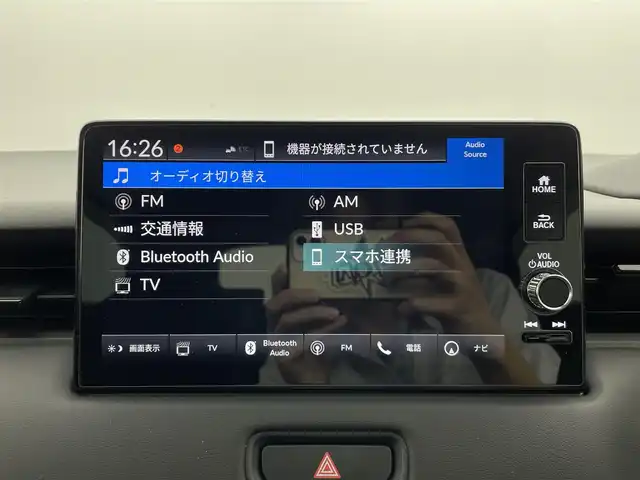 ホンダ ヴェゼル ハイブリッド e:HEV Z 群馬県 2023(令5)年 2.3万km プラチナホワイトパール 純正オプションフロントグリル/純正9インチディスプレイオーディオ/AM/FM/Bluetooth/USB/Apple Car Play/Android Auto/ワイヤレス充電器/ETC2.0車載機/マルチビューカメラシステム/プレミアムオーディオ/後退出庫サポート/＝＝＝＝＝＝/Honda SENSING/ ・衝突軽減ブレーキ/近距離衝突軽減ブレーキ/ ・誤発進抑制機能/後方誤発進抑制機能/ ・歩行者事故低減ステアリング/ ・路外逸脱抑制機能/ ・渋滞追従機能付アダプティブクルーズコントロール/ ・車線維持支援システム/ ・トラフィックジャムアシスト/ ・先行車発進お知らせ機能/ ・標識認識機能/ ・オートハイビーム/アダプティブドライビングビーム/ ・パーキングセンサーシステム/ ・ブラインドスポットインフォメーション/ハンズフリーアクセスパワーテールゲート(予約クローズ機能付)/前席シートヒーター/ステアリングヒーター/パドルシフト/親水/ヒーテッドドアミラー＋熱線入りフロントウインドウ/社外前後方ドライブレコーダー(ミラー型)/電動パーキングブレーキ/オートブレーキホールド/プッシュスタート/スマートキー/スペアキー有