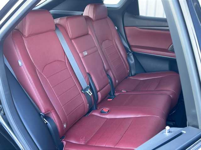 レクサス ＲＸ 200t Fスポーツ 道東・釧路十勝 2017(平29)年 5.4万km グラファイトブラックガラスフレーク ・TRDエアロ/・ワンオーナー/・4WD/・純正ナビ/・CD/DVD/Blu-ray/Bluetooth/・フルセグTV/・サンルーフ/・TRD製エアロ（F/S/R)/・TRD製スポーツマフラー/・レーンキーピングアシスト/・オートマチックハイビーム/・レーダークルーズコントロール/・レザーシート/・エアシート/・シートヒーター/・エアシート/・ステアリングヒーター/・パドルシフト/・ステアリングヒーター/・角型3眼LEDヘッドライト/・フォグランプ/・オートライト/・プッシュスタート/・スマートキー/・スペアキー/・ステアリングスイッチ/・AC100V