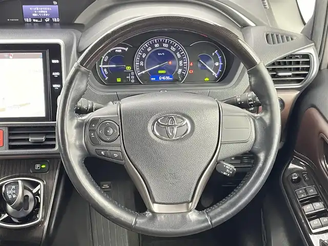 トヨタ エスクァイア ハイブリッド Gi プレミアムパッケージ 千葉県 2018(平30)年 6.5万km アバンギャルドブロンズメタリック 純正１０型ナビ/（AM＆FM＆Bluetooth＆フルセグTV＆CD＆DVD）/両側電動スライドドア/衝突軽減ブレーキ　/トヨタセーフティセンス　/ハンドルヒーター　/シートヒーター　/クルーズコントロール　/ビルトインＥＴＣ２．０　/前後コーナーセンサー　/バックカメラ/リアエアコン/アイドリングストップ/ウィンカーミラー/ドアバイザー/プッシュスタート/リアサンシェード/USBポート/LEDヘッドライト（オートライト付き）/電動格納サイドミラー