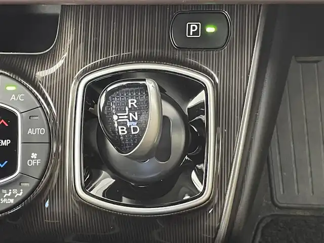 トヨタ エスクァイア ハイブリッド Gi プレミアムパッケージ 千葉県 2018(平30)年 6.5万km アバンギャルドブロンズメタリック 純正１０型ナビ/（AM＆FM＆Bluetooth＆フルセグTV＆CD＆DVD）/両側電動スライドドア/衝突軽減ブレーキ　/トヨタセーフティセンス　/ハンドルヒーター　/シートヒーター　/クルーズコントロール　/ビルトインＥＴＣ２．０　/前後コーナーセンサー　/バックカメラ/リアエアコン/アイドリングストップ/ウィンカーミラー/ドアバイザー/プッシュスタート/リアサンシェード/USBポート/LEDヘッドライト（オートライト付き）/電動格納サイドミラー