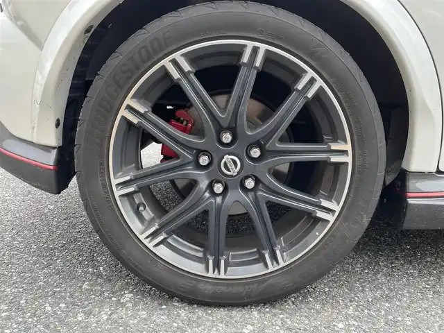 日産 ジューク ニスモ RS 千葉県 2015(平27)年 5.3万km ブリリアントホワイトパール 純正ディーラーナビ(AM/FM/BT/フルセグ/USB)/前方ドライブレコーダー/2WD⇔4WDの切り替え/セーフティーパック(盗難防止機能付き)/カロッチェリアウーハー付き/ビルトインETC/パドルシフト/横滑り防止機能/純正ニスモレカロセミバケットシート/tanabeタワーバー/オートライト/HIDヘッドライト/純正フロアマット/ウィンカーミラー/シガーソケット