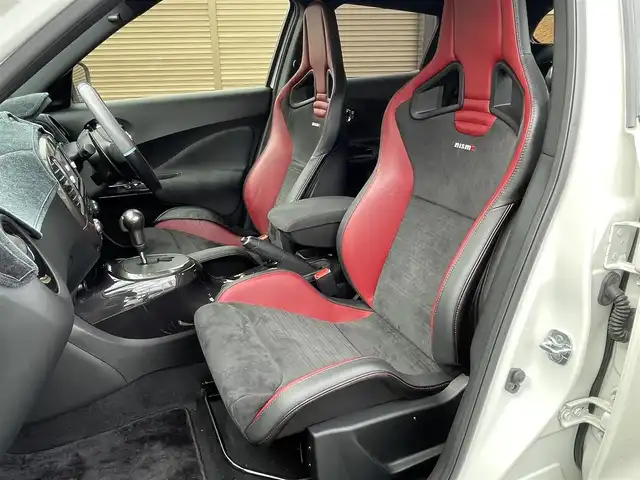 日産 ジューク ニスモ RS 千葉県 2015(平27)年 5.3万km ブリリアントホワイトパール 純正ディーラーナビ(AM/FM/BT/フルセグ/USB)/前方ドライブレコーダー/2WD⇔4WDの切り替え/セーフティーパック(盗難防止機能付き)/カロッチェリアウーハー付き/ビルトインETC/パドルシフト/横滑り防止機能/純正ニスモレカロセミバケットシート/tanabeタワーバー/オートライト/HIDヘッドライト/純正フロアマット/ウィンカーミラー/シガーソケット