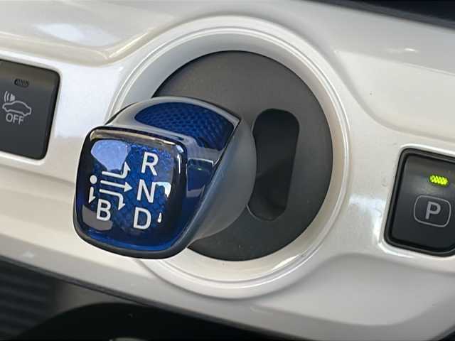 トヨタ プリウス Sセーフティプラス 長野県 2018(平30)年 6.3万km ホワイトパールクリスタルシャイン ４ＷＤ/トヨタセーフティセンス/純正メモリナビフルセグTV/バックカメラ/ETC/ドライブレコーダー/ホイール付き冬タイヤ積込/レーンキープアシスト/純正ＬＥＤヘッドライト