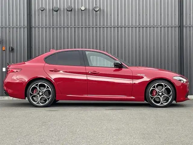 アルファロメオ ジュリア ヴェローチェ 福島県 2022(令4)年 0.2万km 赤 純正ナビ(BT/USB/AUX)/フルセグTV/バックカメラ/ステアリングスイッチ/ステアリングヒーター/黒レザーシート/パワーシート/シートヒーター/ワイアレスチャージャー/純正19AW/純正フロアマット/保証書/取扱説明書/スペアキー