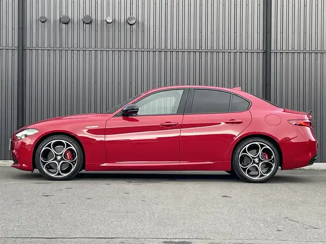 アルファロメオ ジュリア ヴェローチェ 福島県 2022(令4)年 0.2万km 赤 純正ナビ(BT/USB/AUX)/フルセグTV/バックカメラ/ステアリングスイッチ/ステアリングヒーター/黒レザーシート/パワーシート/シートヒーター/ワイアレスチャージャー/純正19AW/純正フロアマット/保証書/取扱説明書/スペアキー