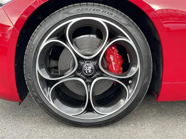 アルファロメオ ジュリア ヴェローチェ 福島県 2022(令4)年 0.2万km 赤 純正ナビ(BT/USB/AUX)/フルセグTV/バックカメラ/ステアリングスイッチ/ステアリングヒーター/黒レザーシート/パワーシート/シートヒーター/ワイアレスチャージャー/純正19AW/純正フロアマット/保証書/取扱説明書/スペアキー